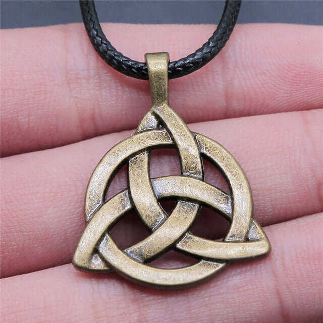 CELTIC NECKLACE - TRIQUETRA