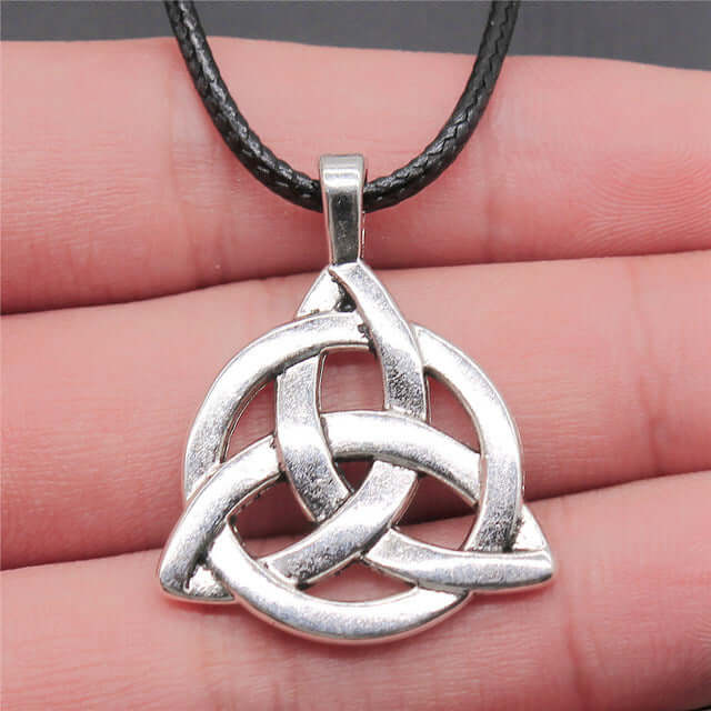 CELTIC NECKLACE - TRIQUETRA